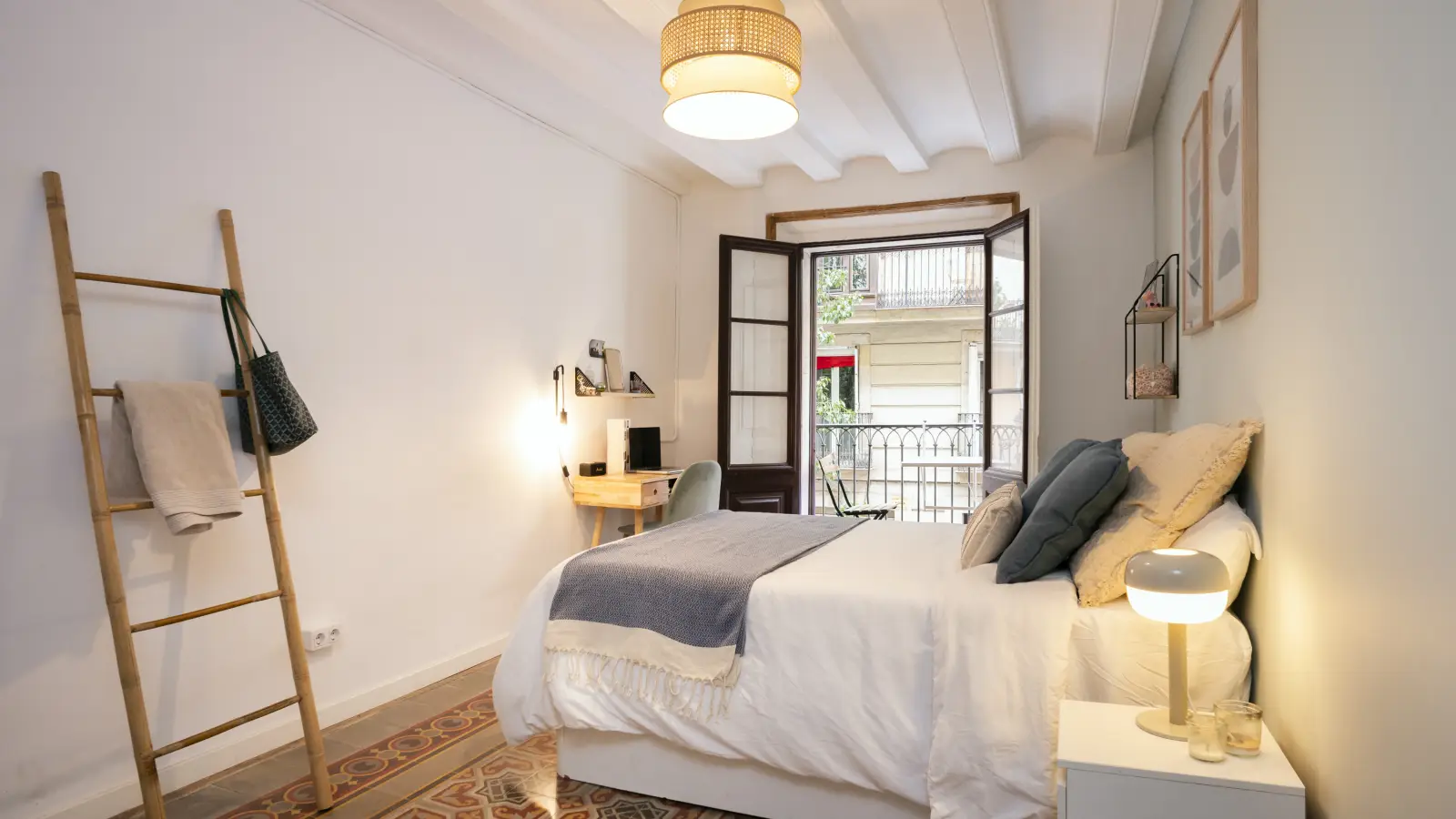 Furnished room in a shared flat in Ciutat Vella · 2