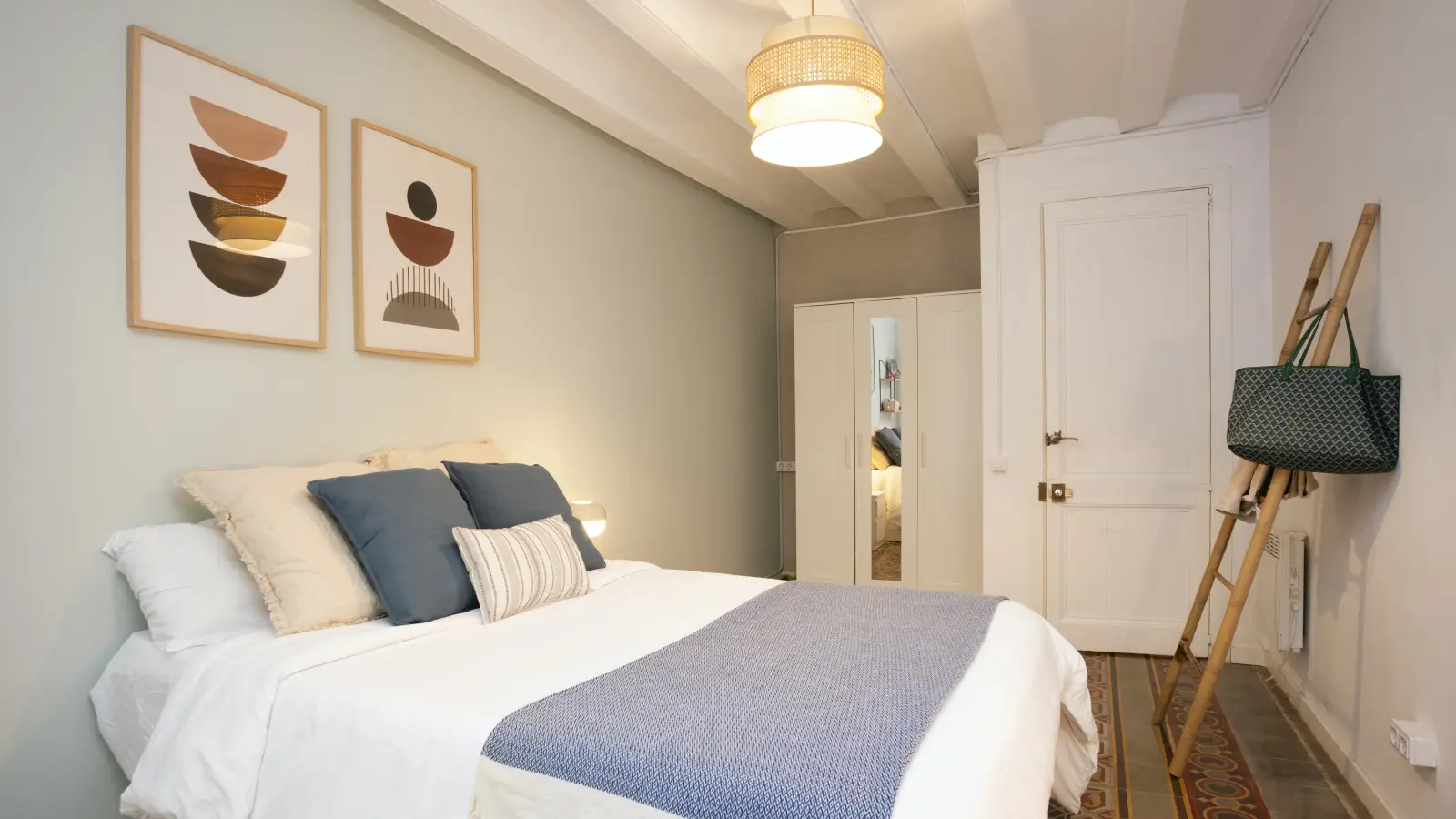 Furnished room in a shared flat in Ciutat Vella · 3