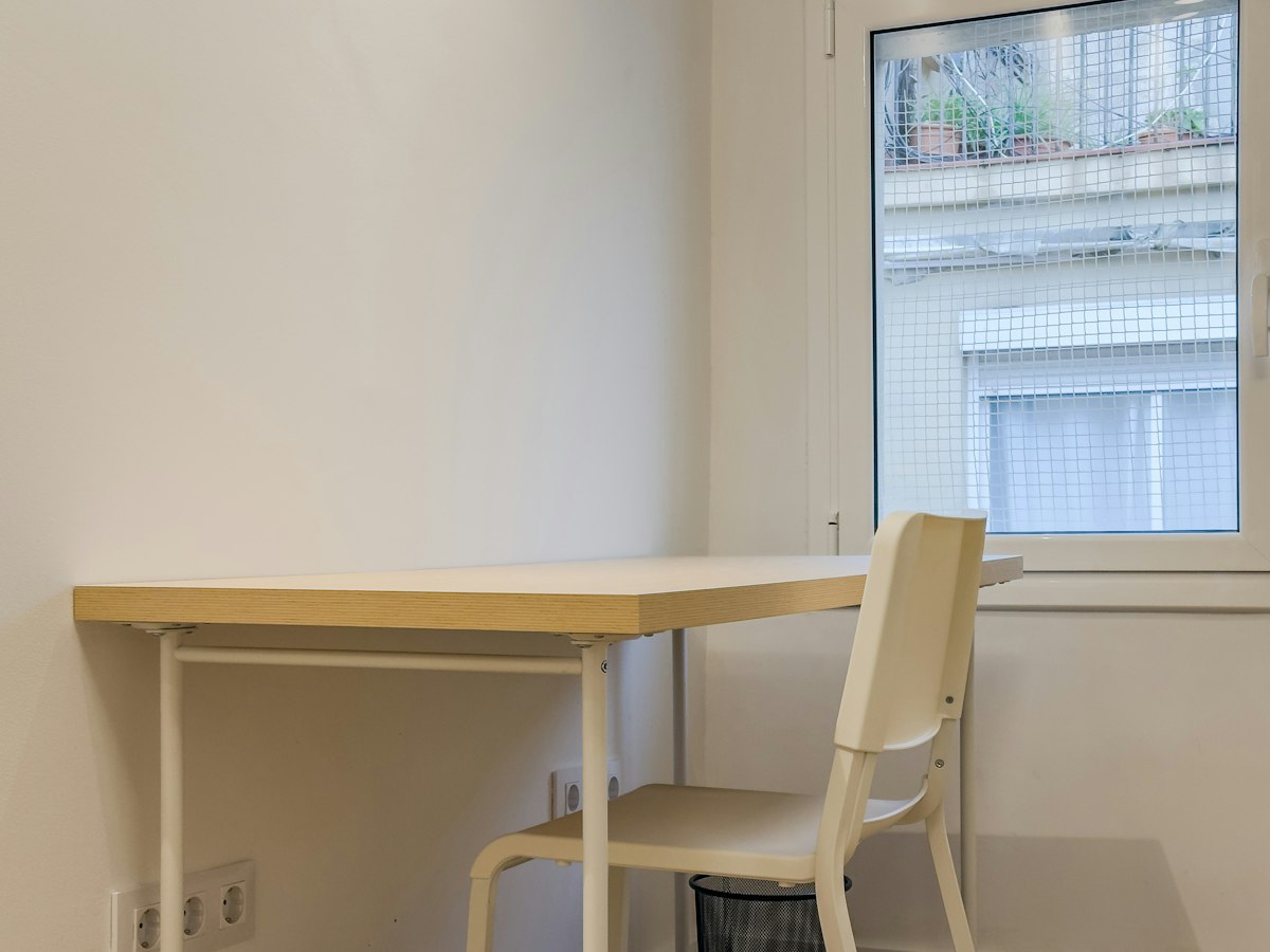 Furnished room in a 4-person shared flat in Eixample · 3