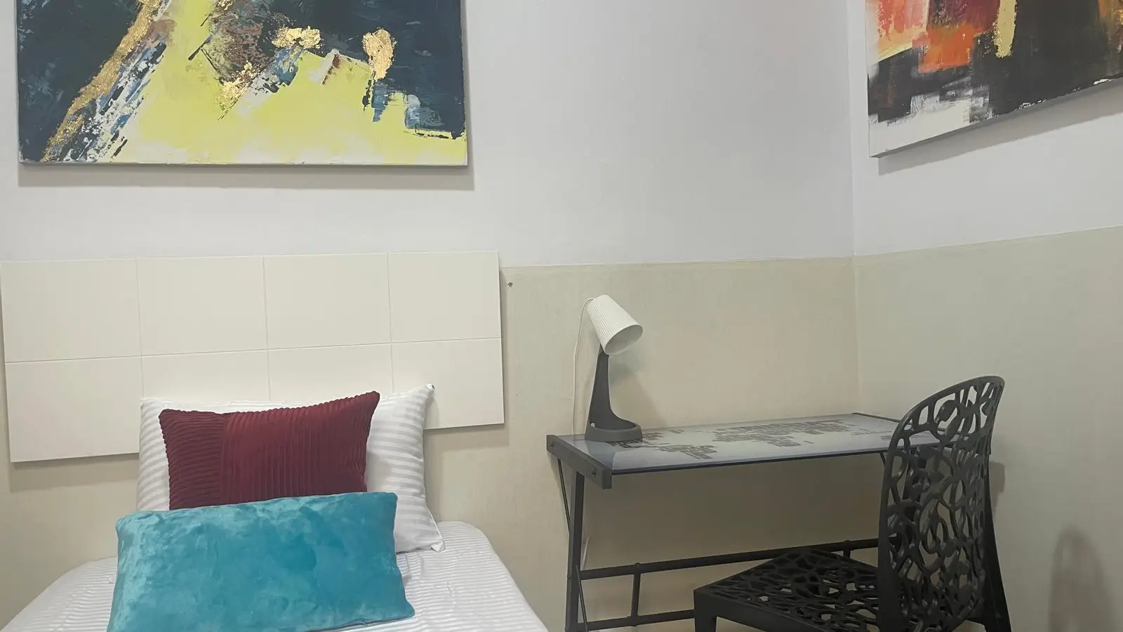 Furnished room in a shared flat in Eixample · 2