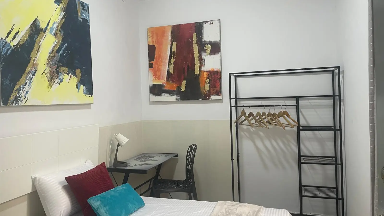 Furnished room in a shared flat in Eixample · 3