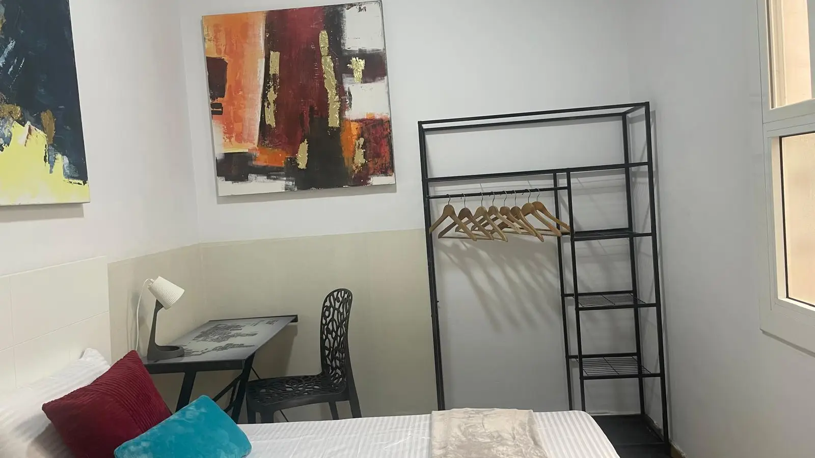 Furnished room in a shared flat in Eixample · 4