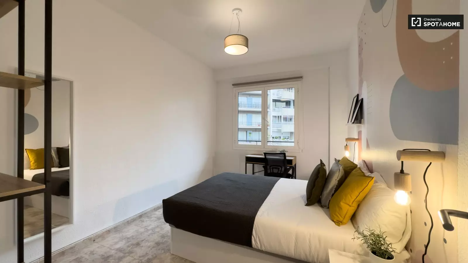 Furnished room in a shared flat in Eixample · 2