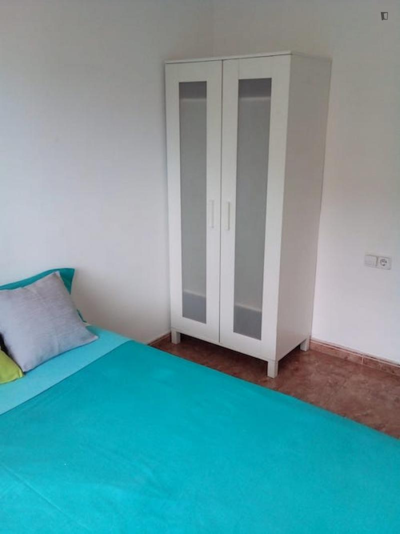Habitación amueblada en piso compartido de 3 personas en Gràcia · 2
