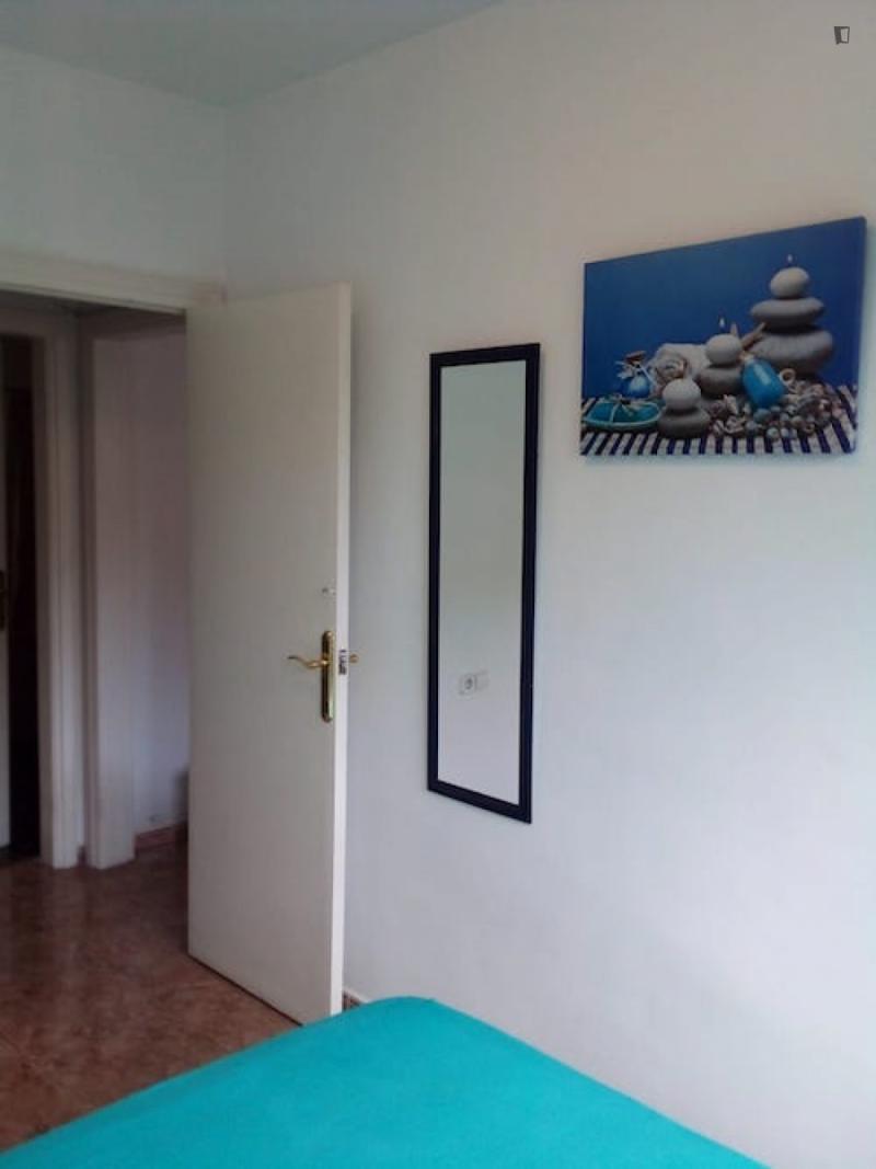 Habitación amueblada en piso compartido de 3 personas en Gràcia · 3