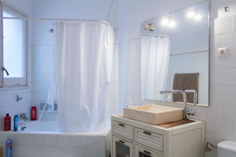 Habitación amueblada en piso compartido de 3 personas en Gràcia · 4