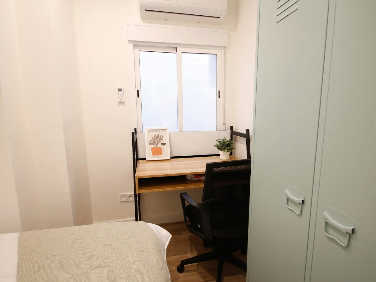 Furnished room in a 4-person shared flat in Eixample · 2