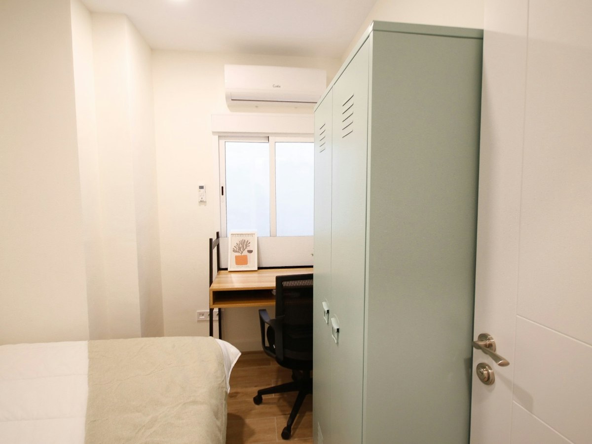 Furnished room in a 4-person shared flat in Eixample · 3