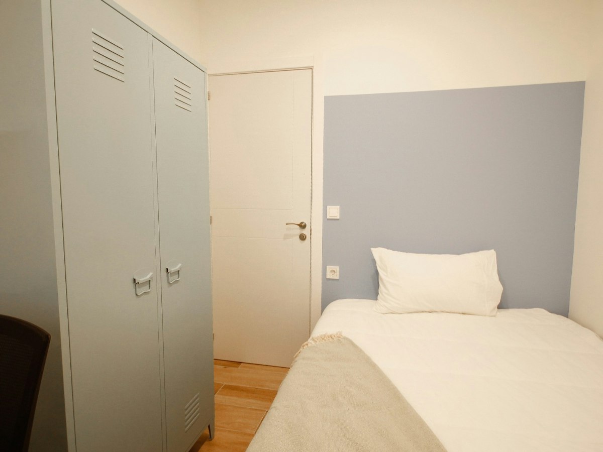 Furnished room in a 4-person shared flat in Eixample · 4
