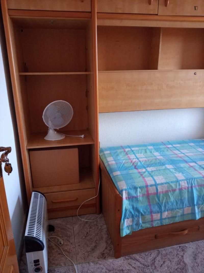Furnished room in a 3-person shared flat in L'Hospitalet · 3