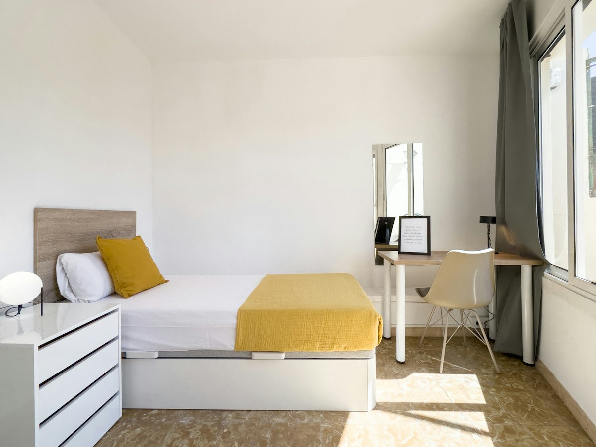Furnished room in a 11-person shared flat in Sants-Montjuïc · 2