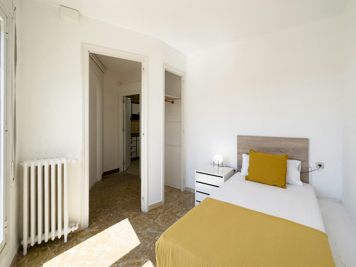 Furnished room in a 11-person shared flat in Sants-Montjuïc · 3