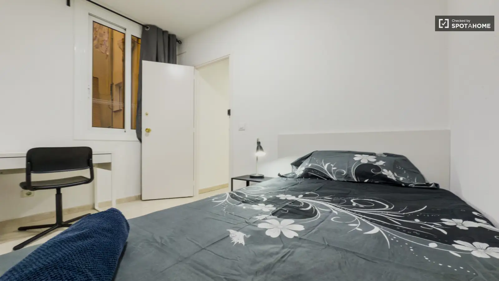 Habitación amueblada en piso compartido de 2 personas en Ciutat Vella · 3