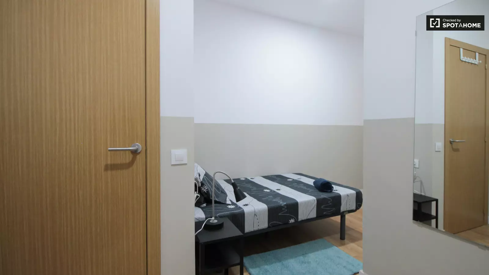 Furnished room in a 6-person shared flat in Ciutat Vella · 4