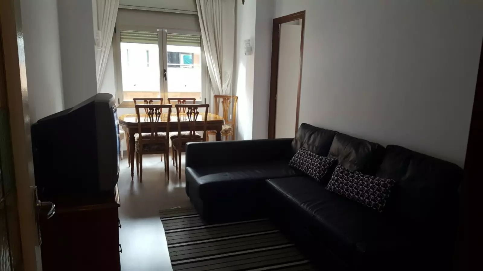 Furnished room in a shared flat in Sants-Montjuïc · 3