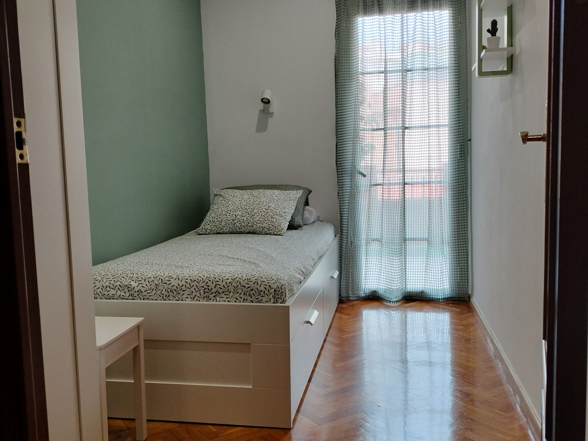 Furnished room in a 5-person shared flat in Eixample · 2