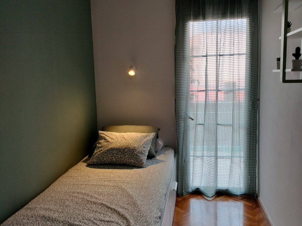 Furnished room in a 5-person shared flat in Eixample · 4