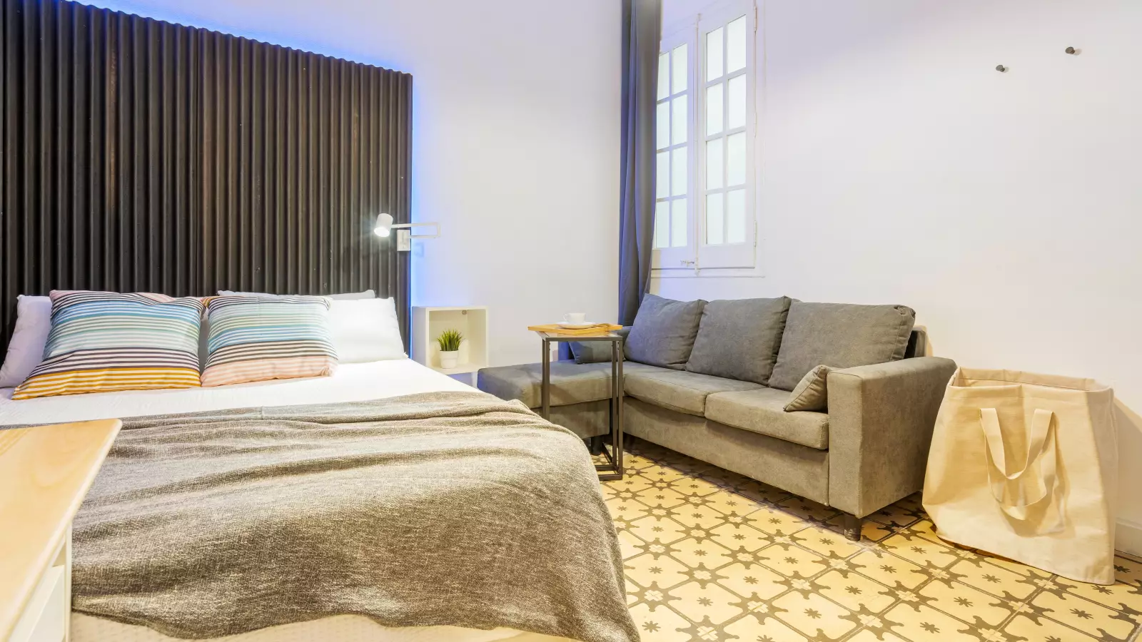 Furnished room in a shared flat in Eixample · 3