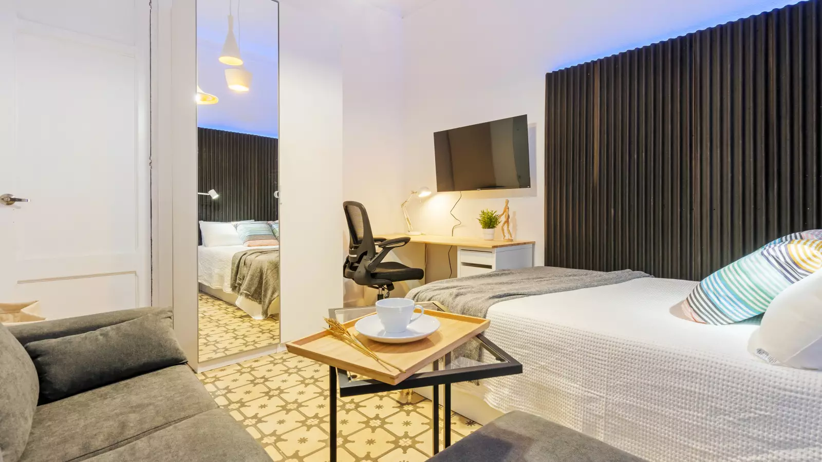 Furnished room in a shared flat in Eixample · 4