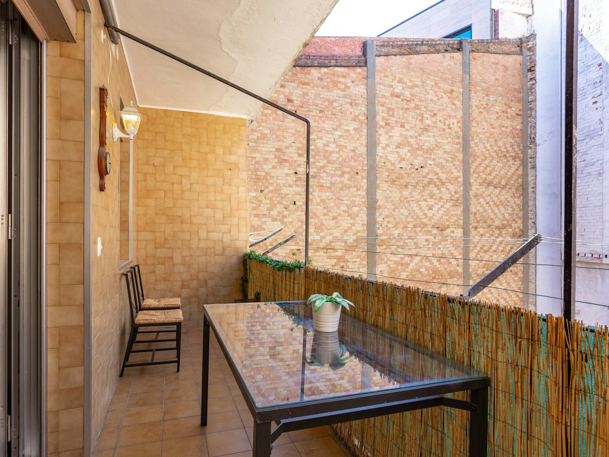 Furnished room in a 4-person shared flat in Ciutat Vella · 2