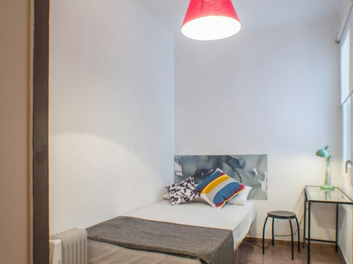 Habitación amueblada en piso compartido de 6 personas en Gràcia