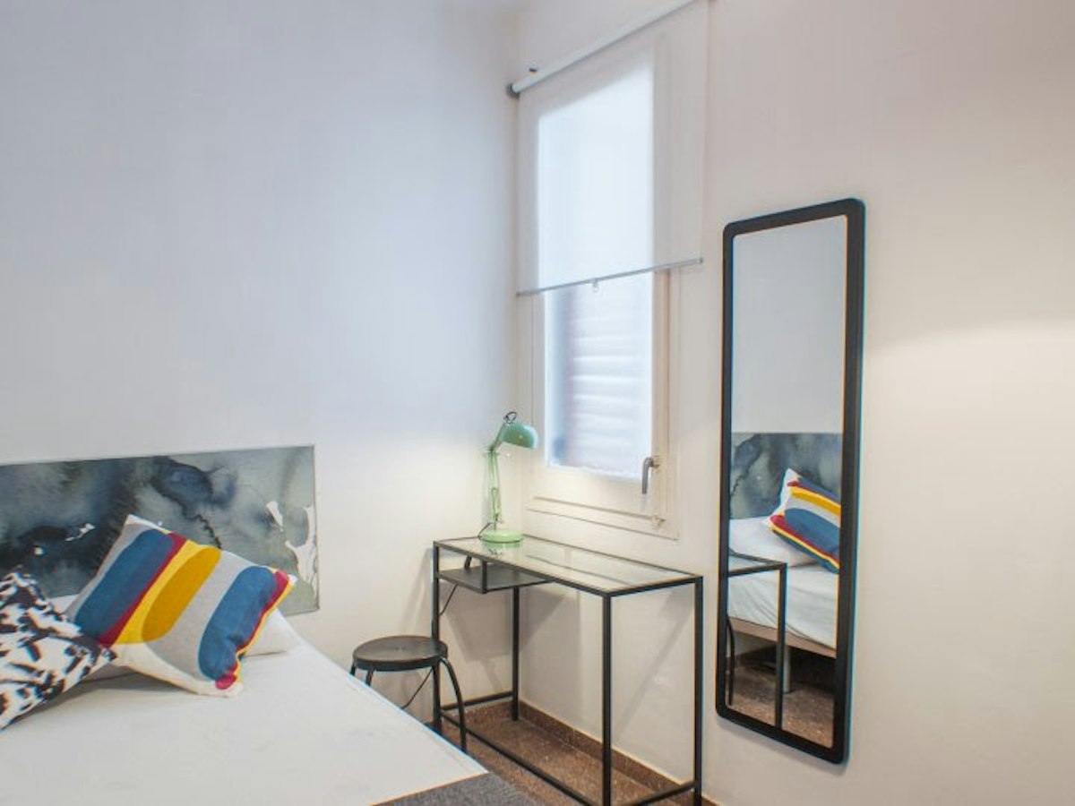 Habitación amueblada en piso compartido de 6 personas en Gràcia · 2