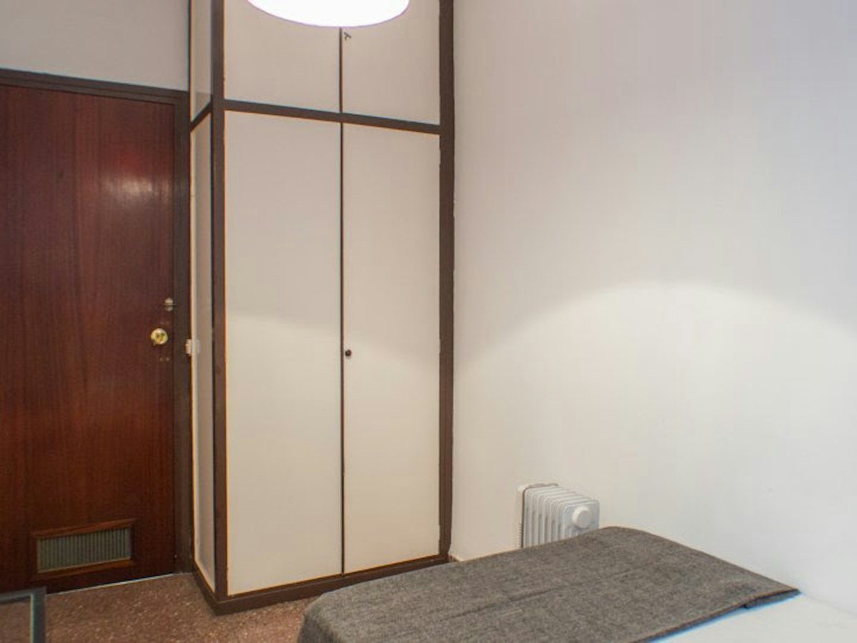 Habitación amueblada en piso compartido de 6 personas en Gràcia · 3