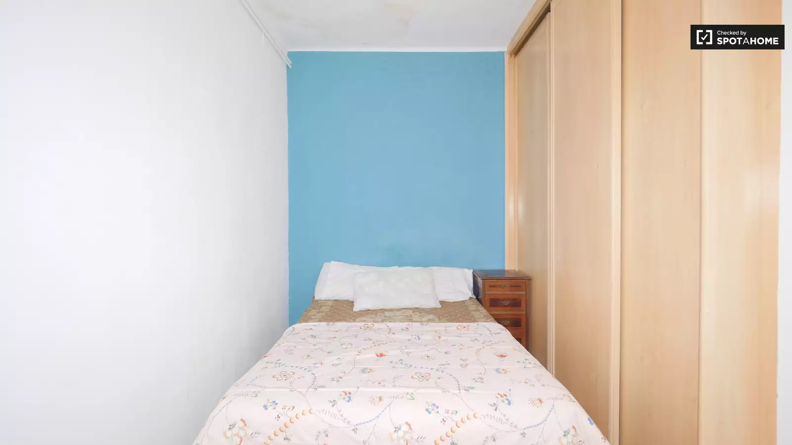 Furnished room in a 3-person shared flat in Gràcia · 2