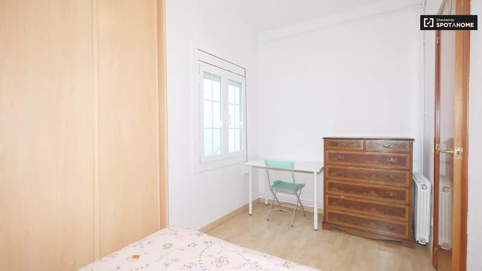 Furnished room in a 3-person shared flat in Gràcia · 3