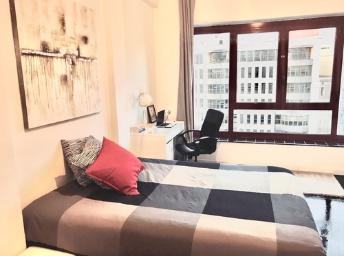 Room in a 4-person shared flat in Eixample · 2