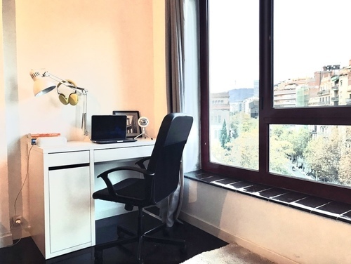 Room in a 4-person shared flat in Eixample · 3
