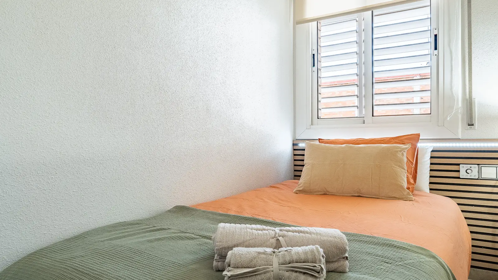 Furnished room in a shared flat in L'Hospitalet · 3