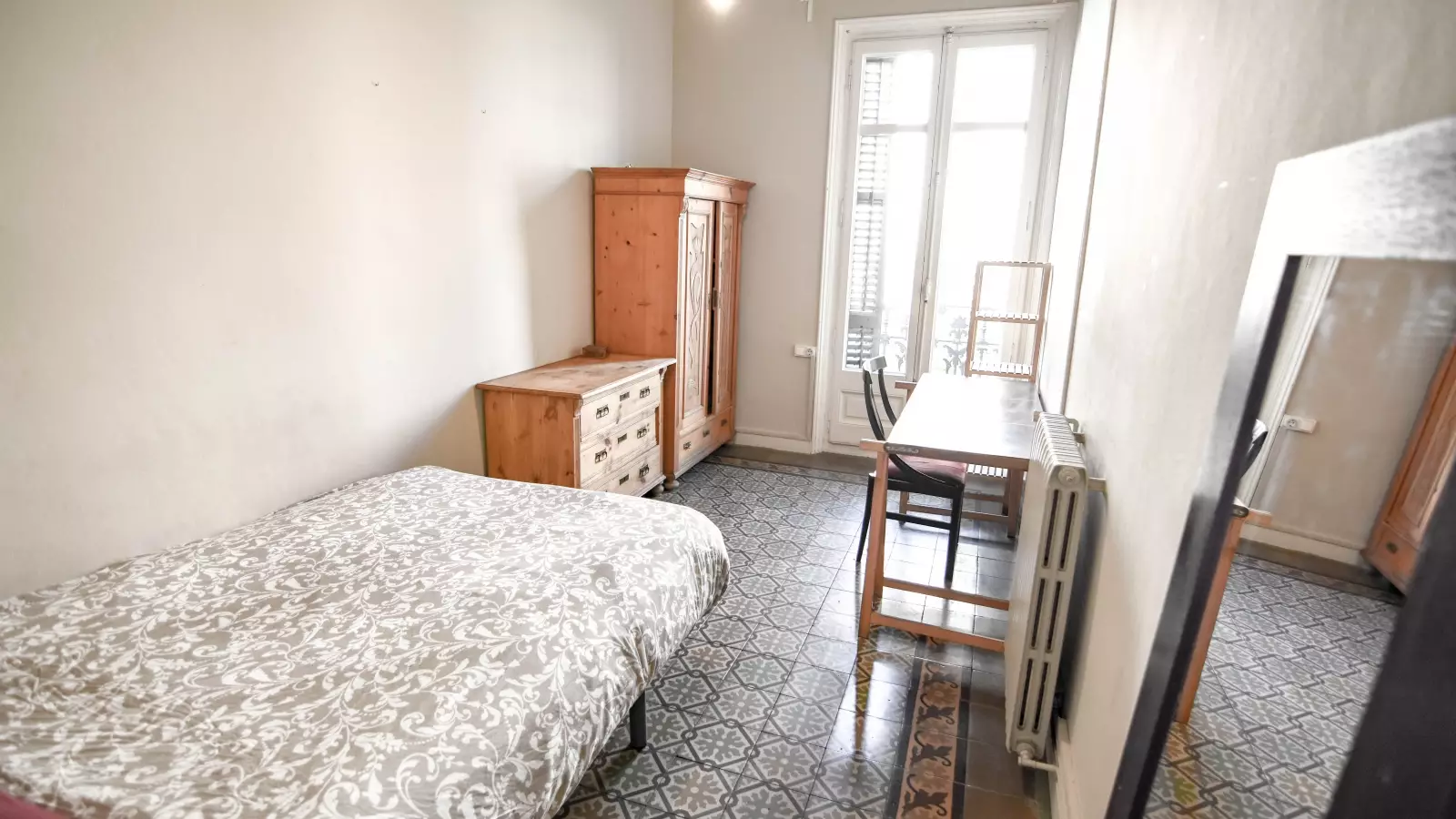 Habitación amueblada en piso compartido de 5 personas en Eixample · 2