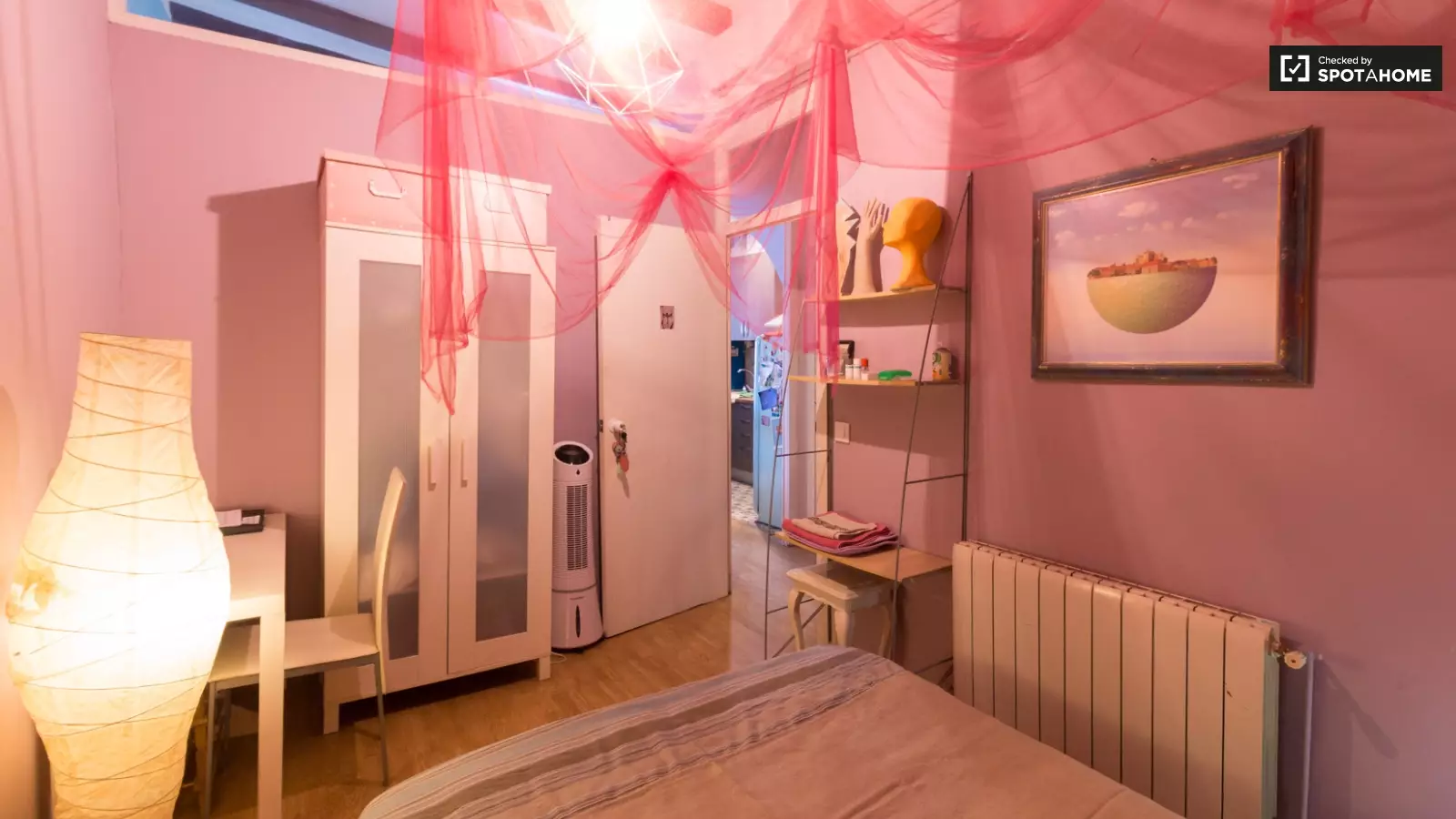 Furnished room in a shared flat in Gràcia · 3