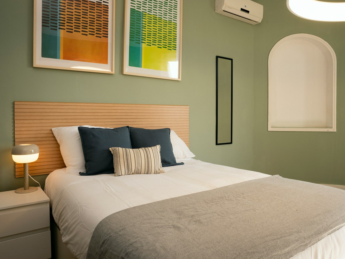 Furnished room in a 11-person shared flat in Eixample · 2