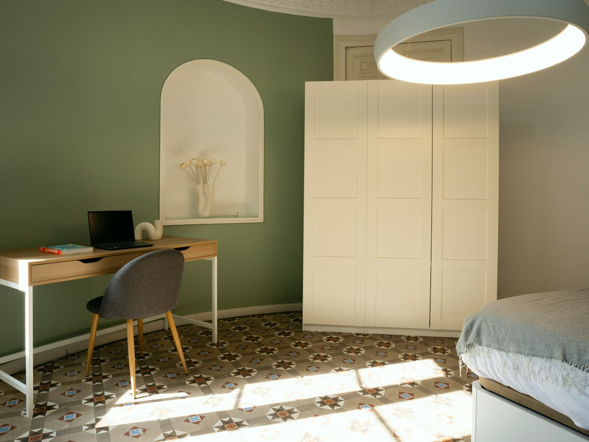 Furnished room in a 11-person shared flat in Eixample · 3