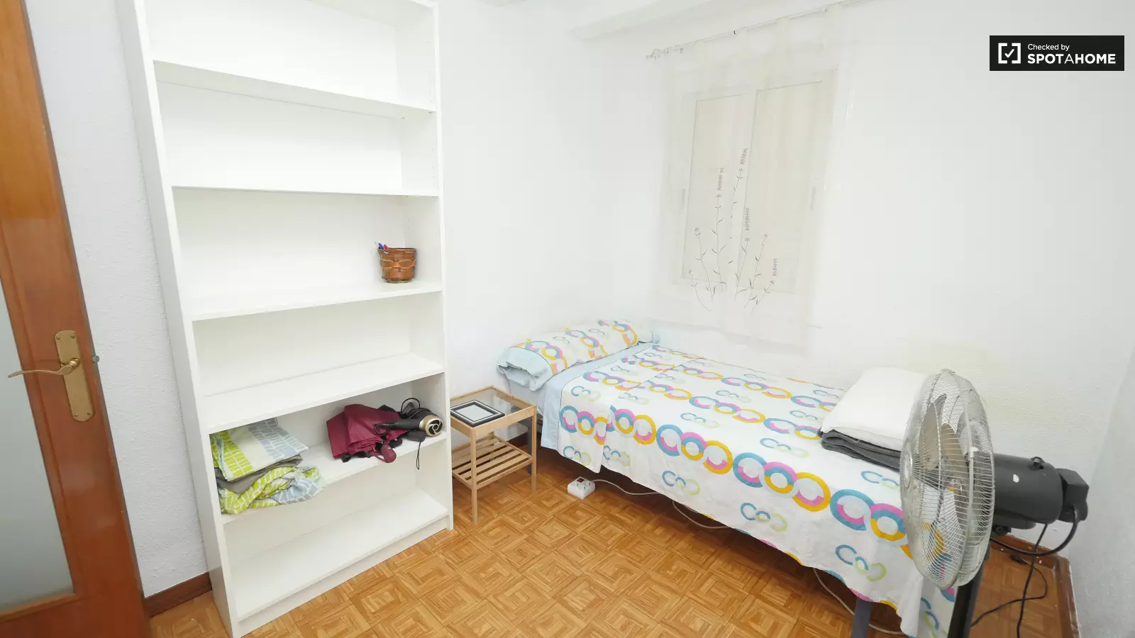 Habitación amueblada en piso compartido de 5 personas en Ciutat Vella · 2