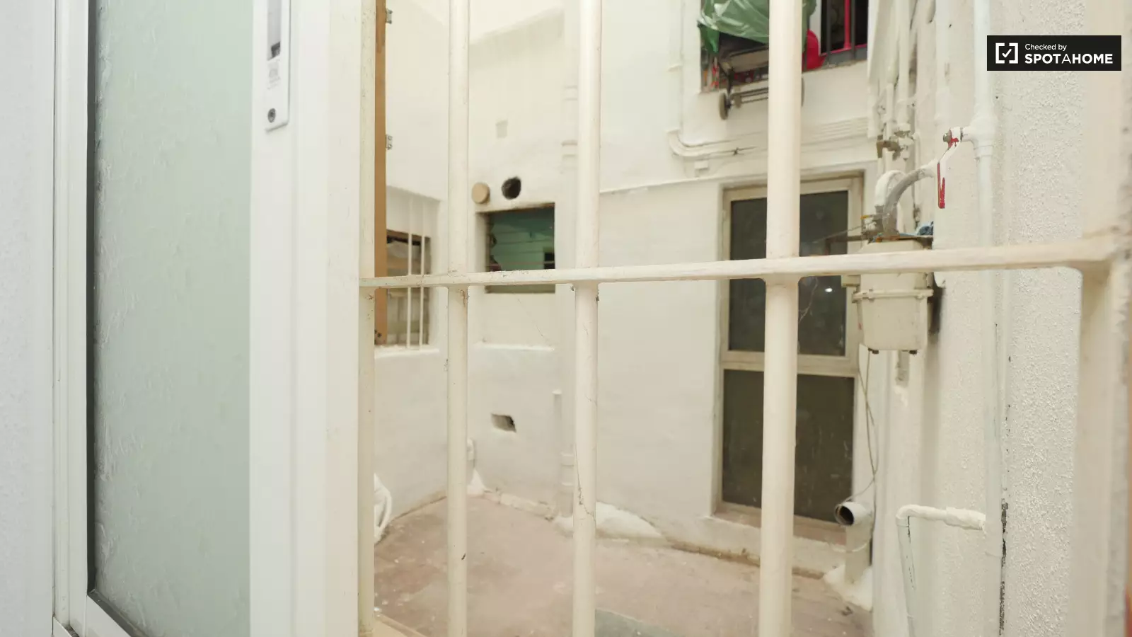 Habitación amueblada en piso compartido de 5 personas en Ciutat Vella · 3
