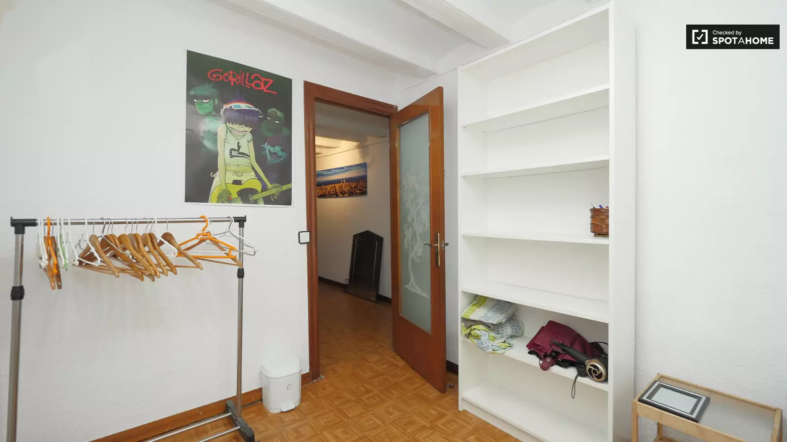 Habitación amueblada en piso compartido de 5 personas en Ciutat Vella · 4