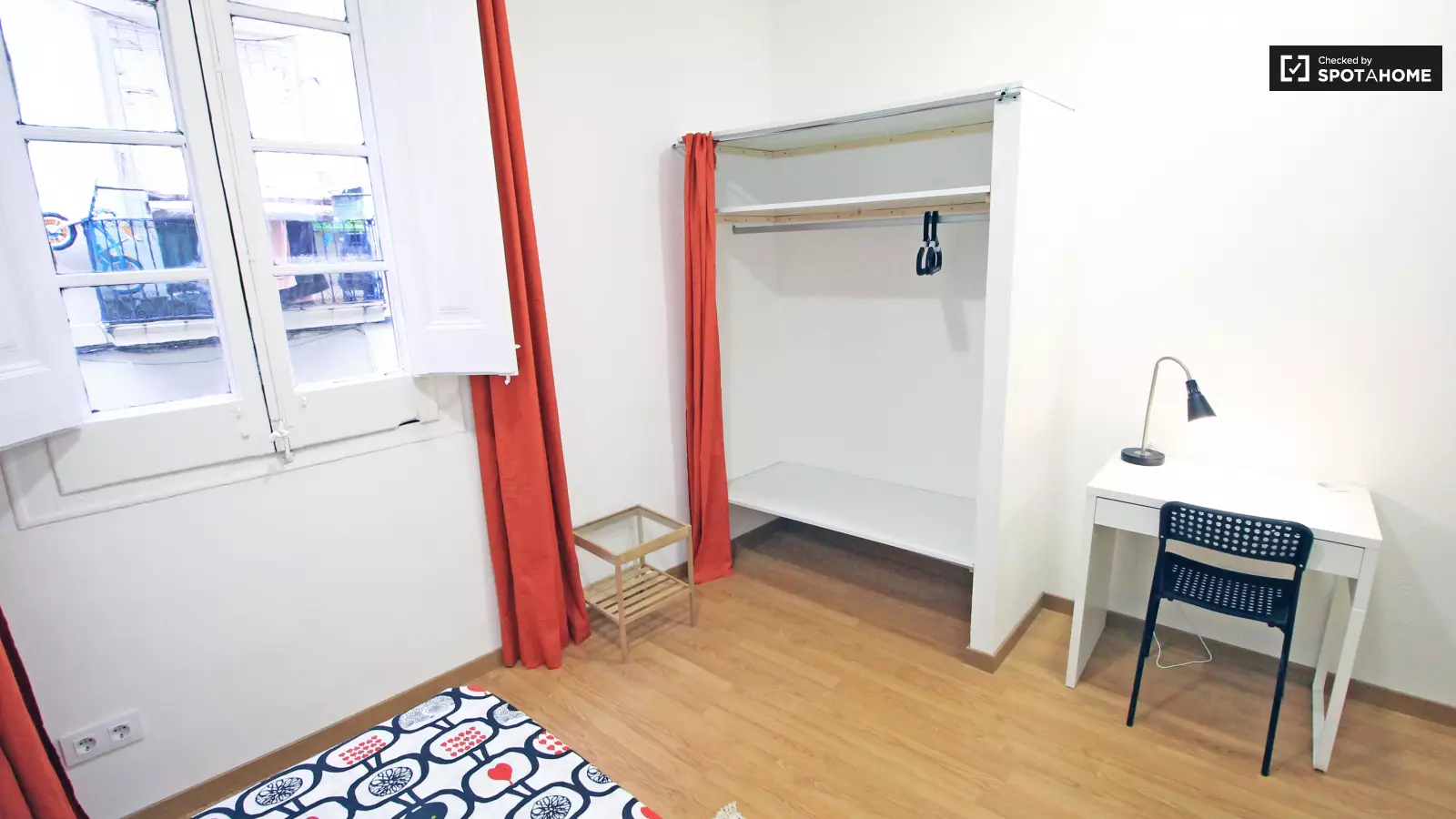 Habitación amueblada en piso compartido en Ciutat Vella · 3