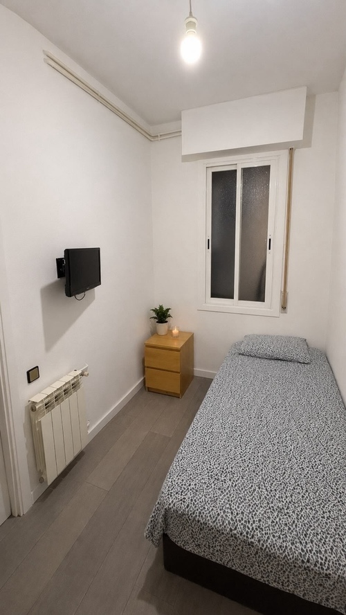 Room in a 5-person shared flat in Gràcia · 2