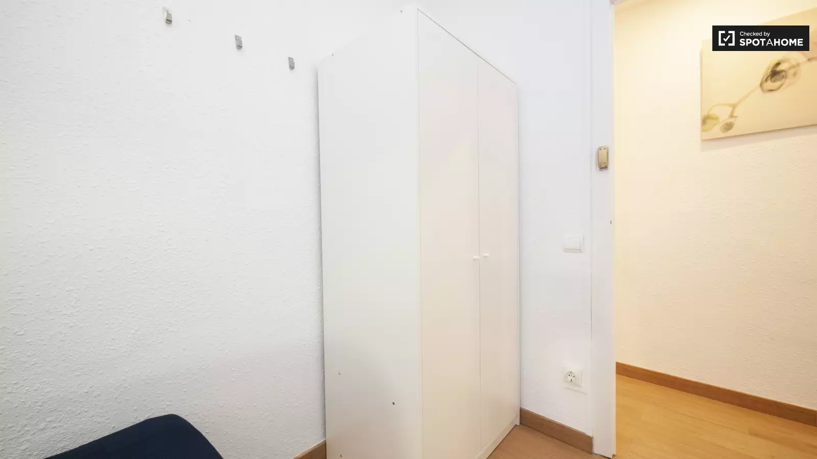 Furnished room in a shared flat in L'Hospitalet · 3