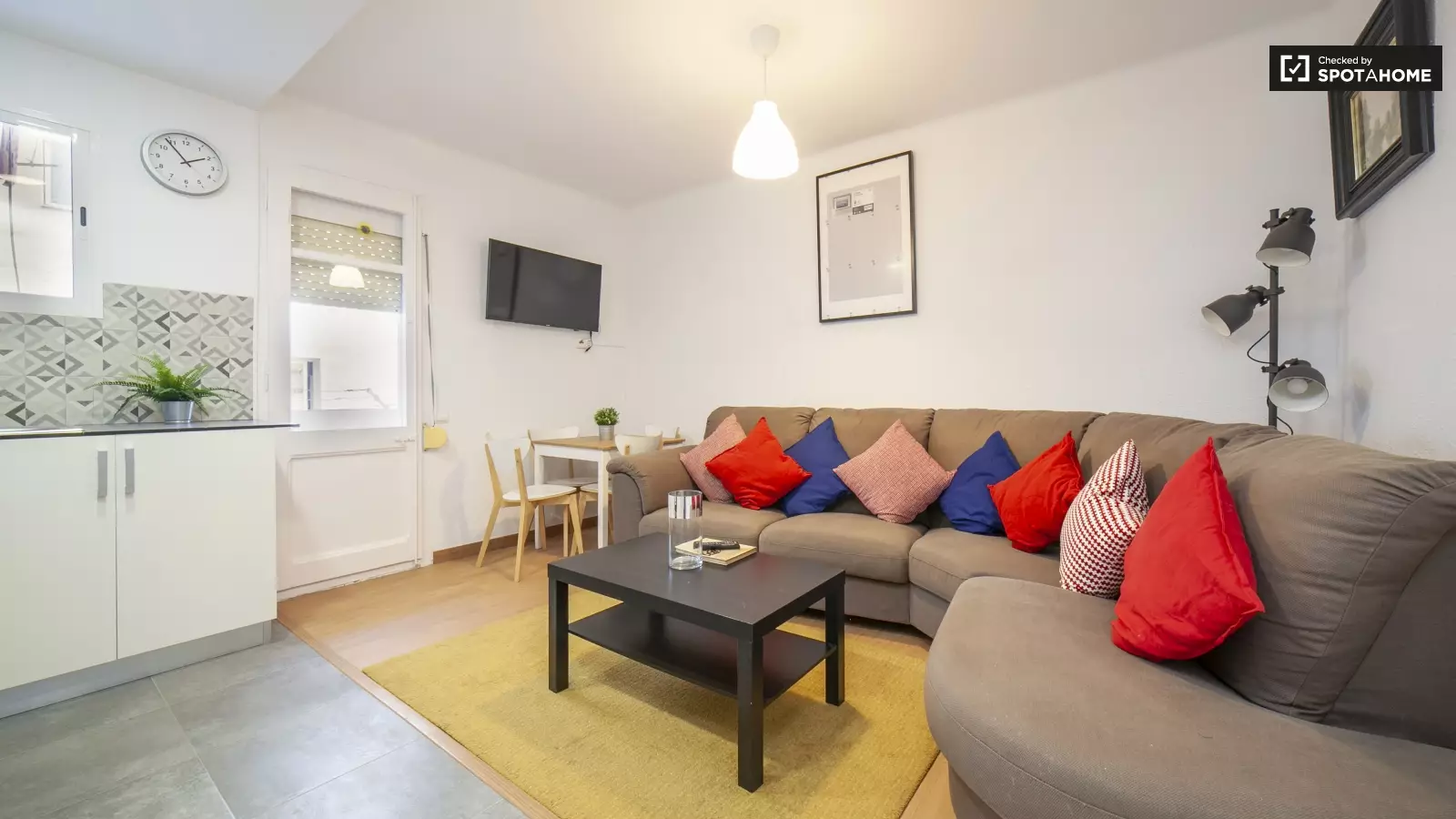 Furnished room in a shared flat in L'Hospitalet · 4
