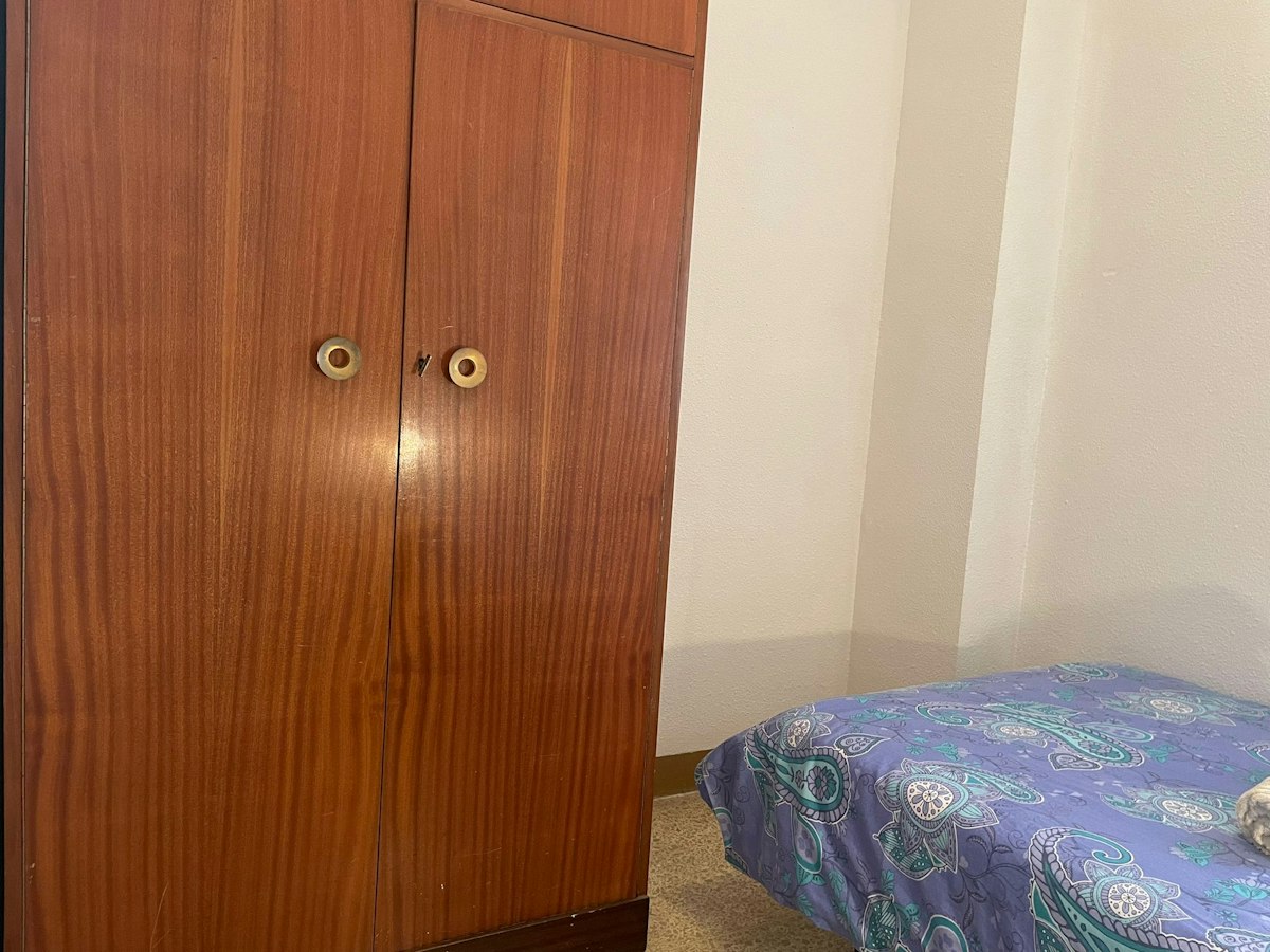 Habitación amueblada en piso compartido de 5 personas en Eixample · 2