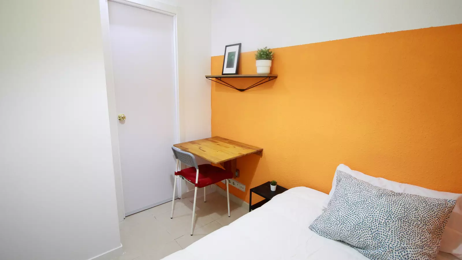 Furnished room in a shared flat in Sants-Montjuïc · 3