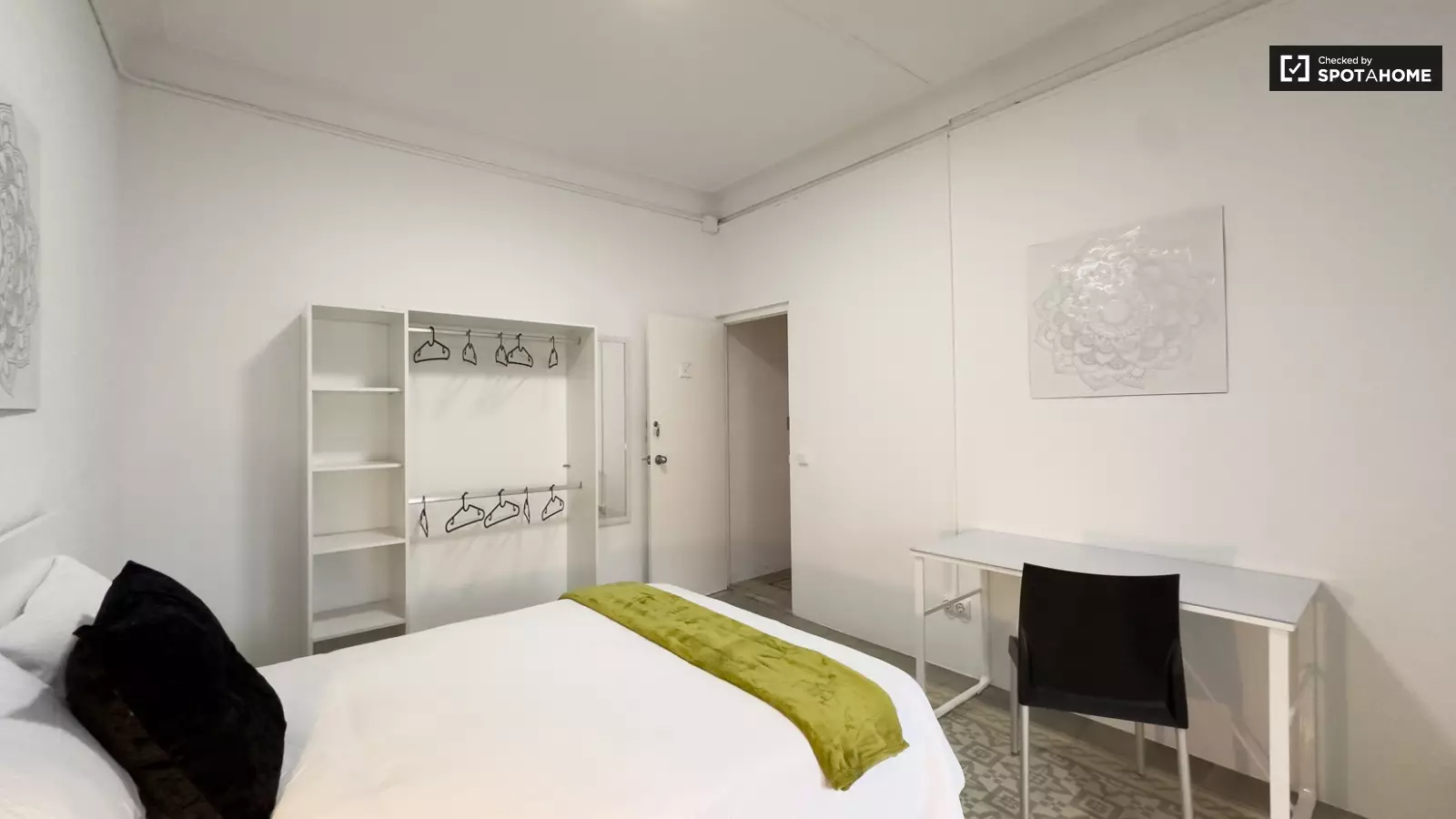 Habitación amueblada en piso compartido de 9 personas en Les Corts · 2
