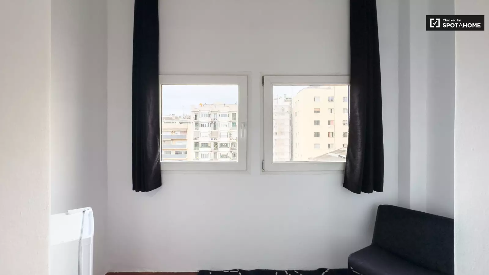 Habitación amueblada en piso compartido de 9 personas en Les Corts · 3