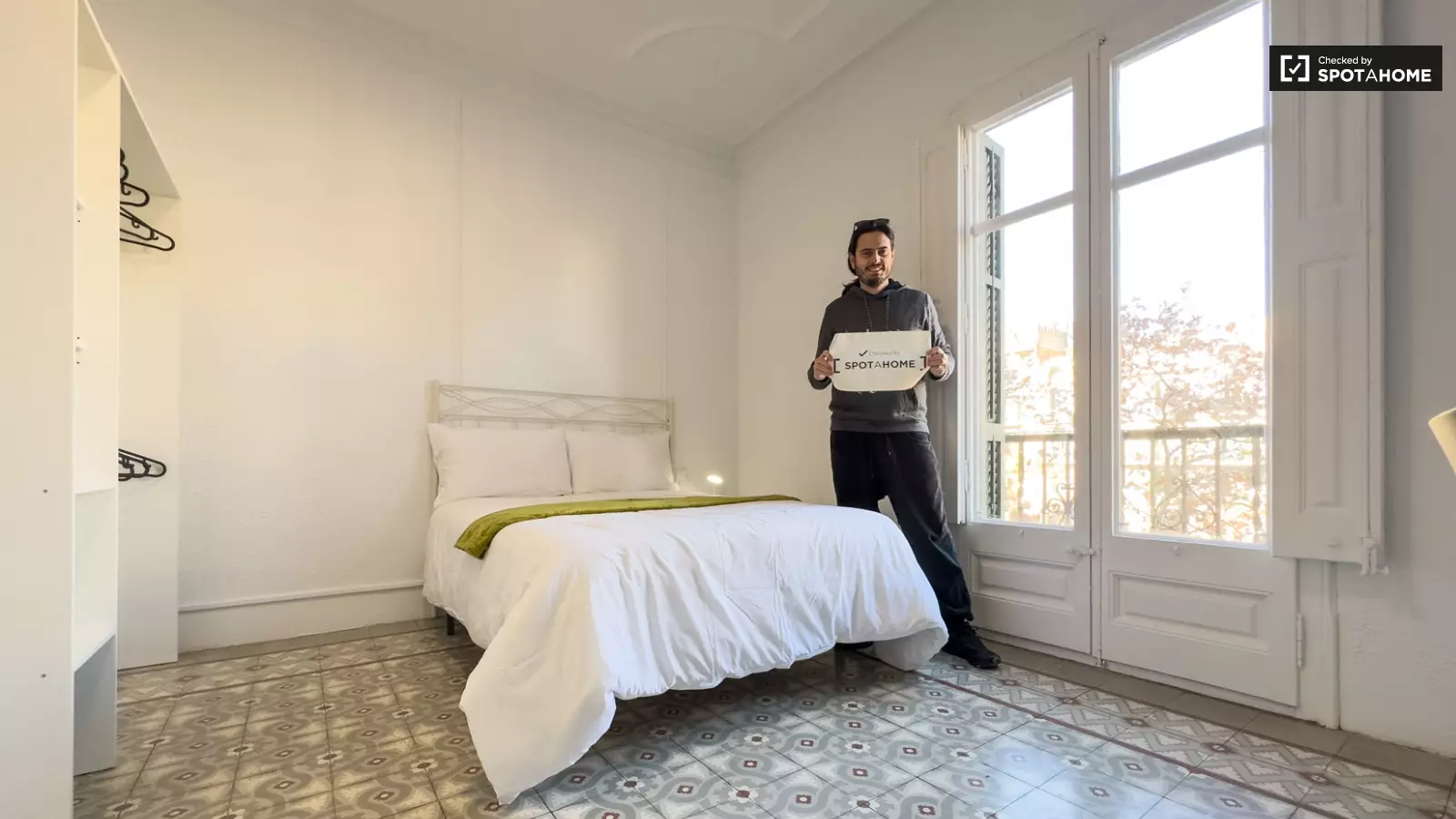 Habitación amueblada en piso compartido de 9 personas en Les Corts · 4