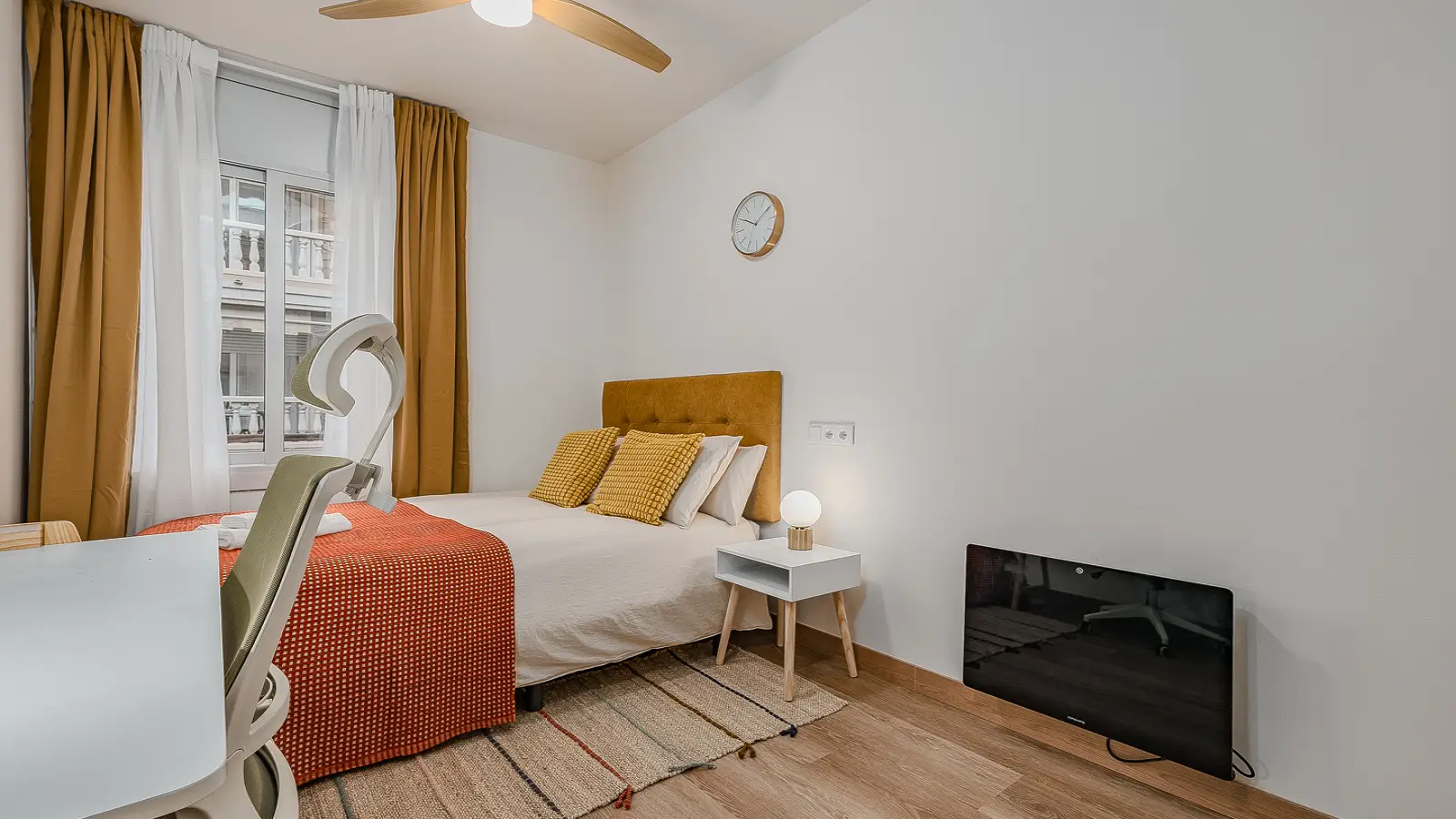 Furnished room in a shared flat in L'Hospitalet · 3