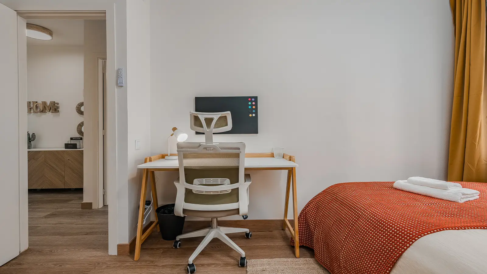 Furnished room in a shared flat in L'Hospitalet · 4